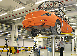 Die Hebebhne kann nach oben gefahren und der Unterboden vermessen werden, ohne dass sich die Crashtest-Experten neu einmessen mssen.